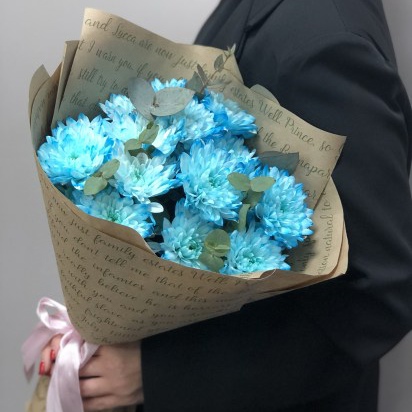 Букет из голубых кустовых хризантем