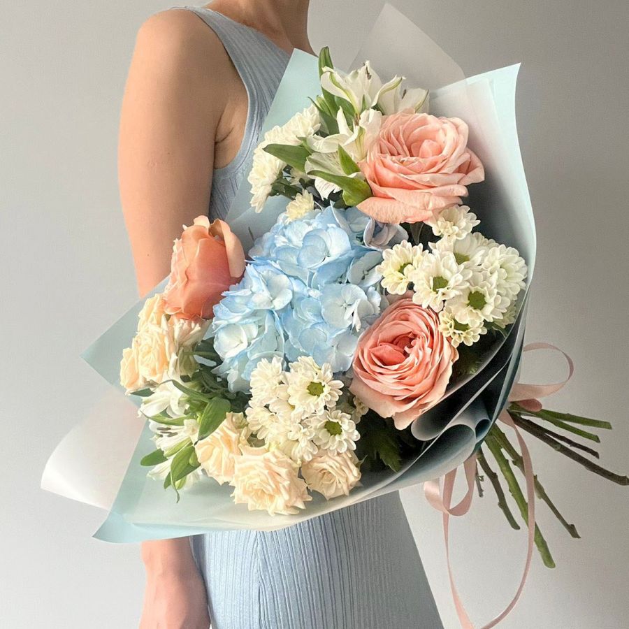 Яркий сборный букет в розовых тоннах