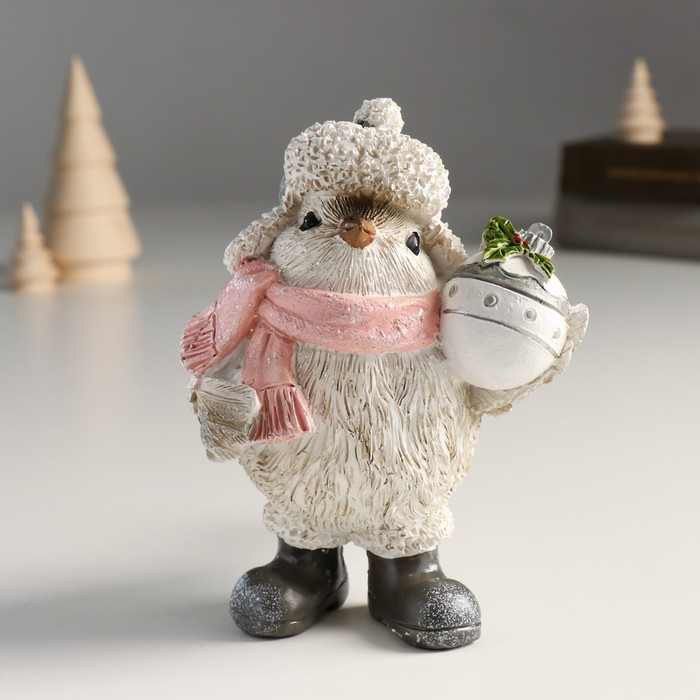 Сувенир полистоун "Воробышек в шапке-ушанке с новогодним шариком"