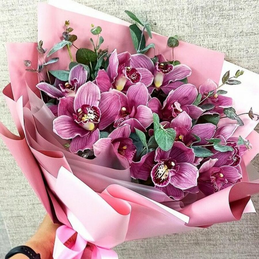 Яркая орхидея