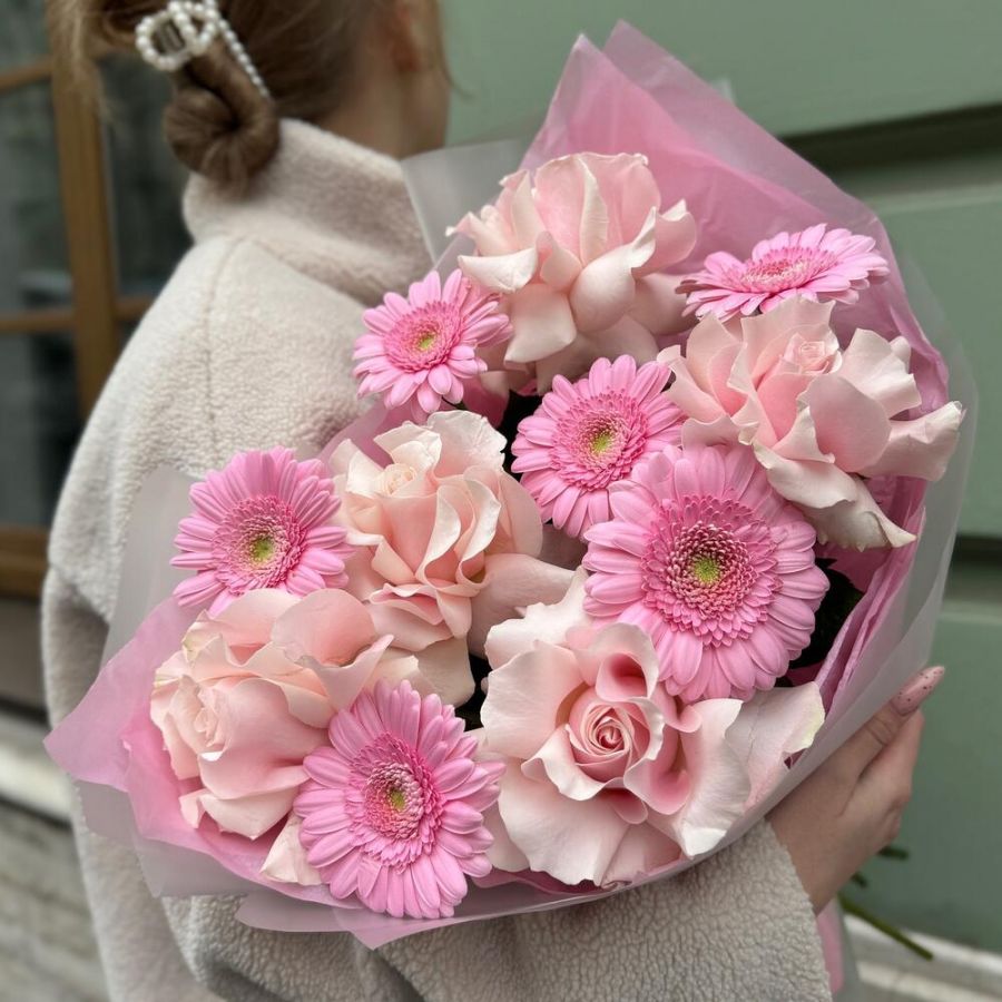 Букет из ароматной французской вывернутой розы с герберой