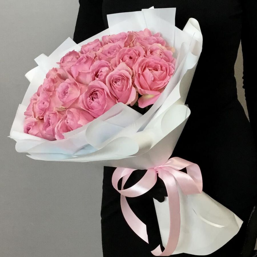 25 розовых роз
