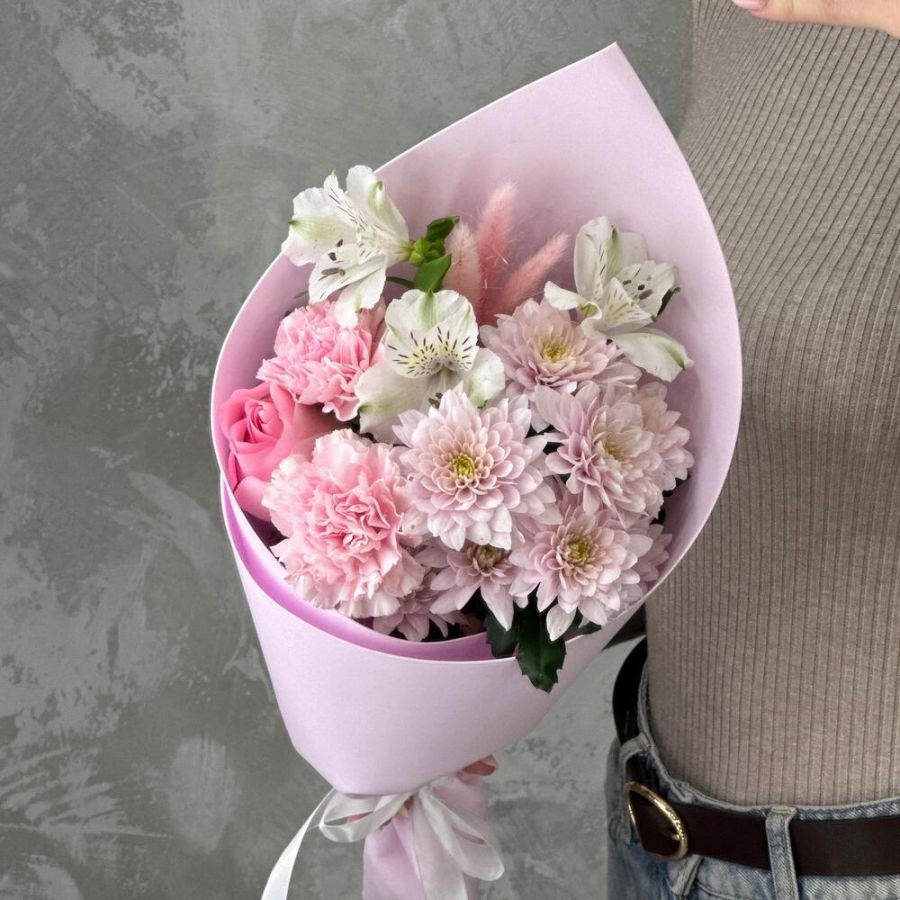Нежный букет комплимент из хризантемы, розы, диантусов и альстромерии