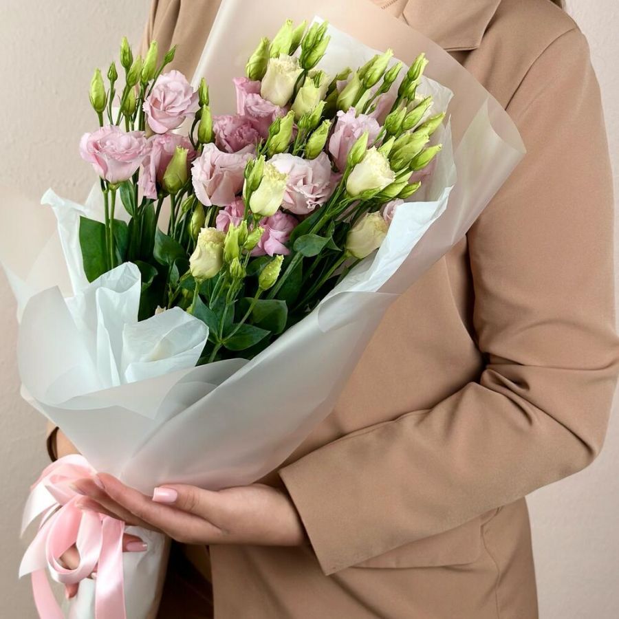 Изящный букет розовой эустомы