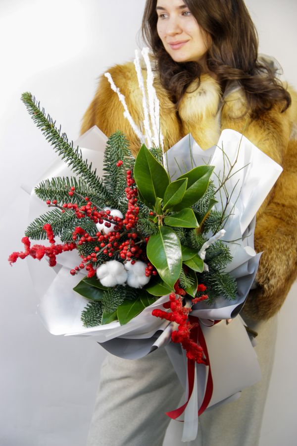 Новогодний букет с магнолией