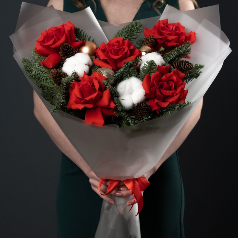 Авторский букет с алыми французскими розами и нобилисом в матовой пленке