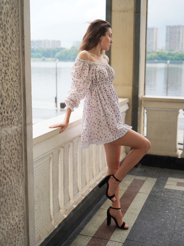 Платье Babydoll белое в цветочек