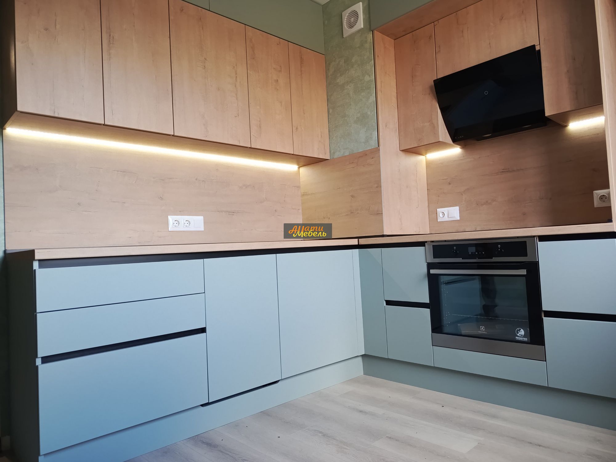 кухонный гарнитур с бутылочницей в колонке