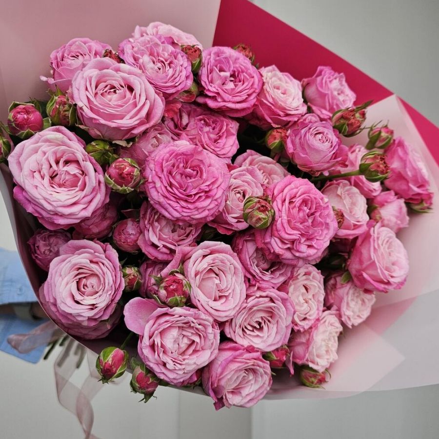 Букет из кустовых пионовидных роз сорта Леди Бомбастик