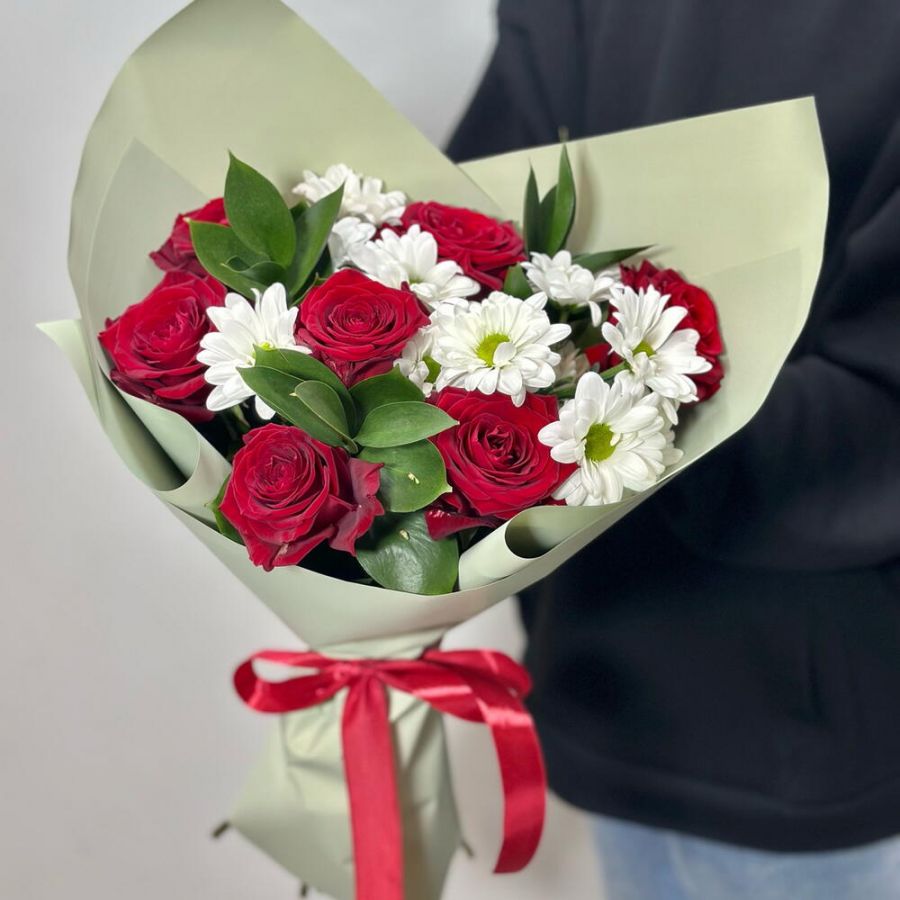 Букет с красными розами и хризантемой