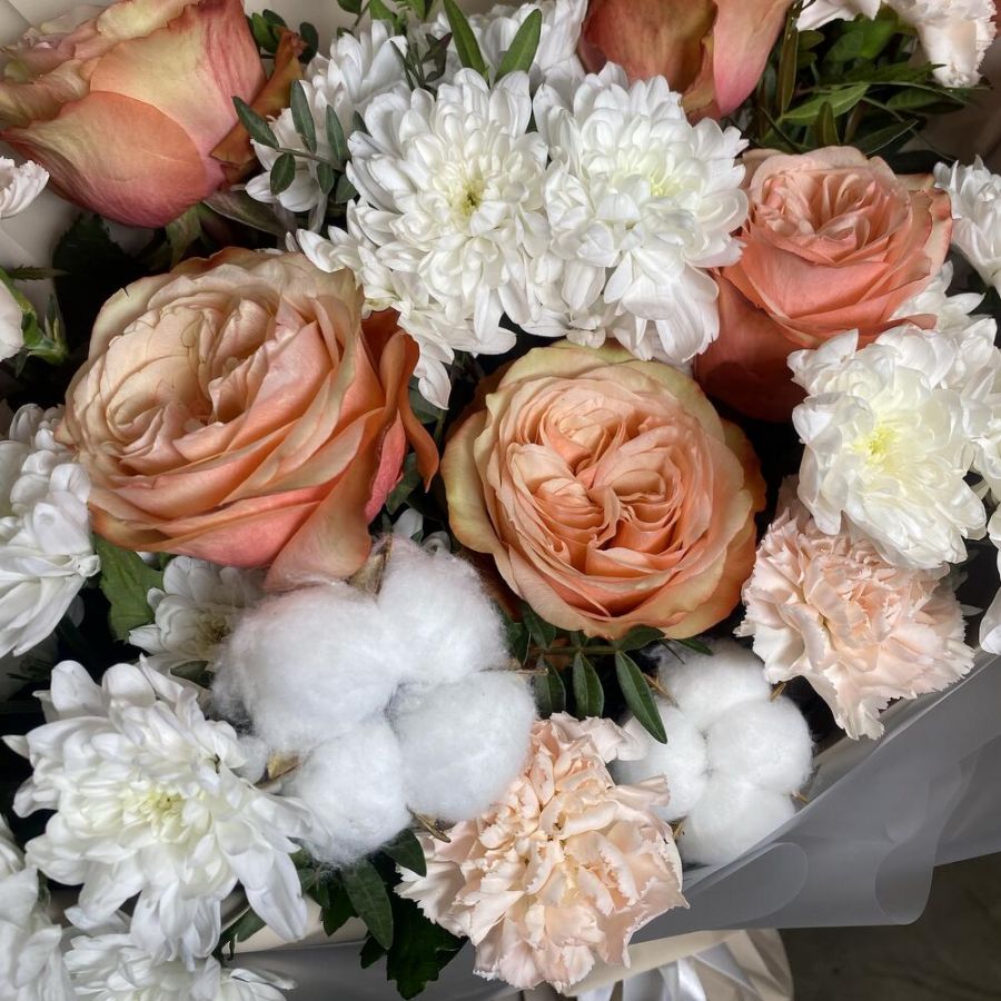 Авторский букет с пионовидной розой и кружевной хризантемой