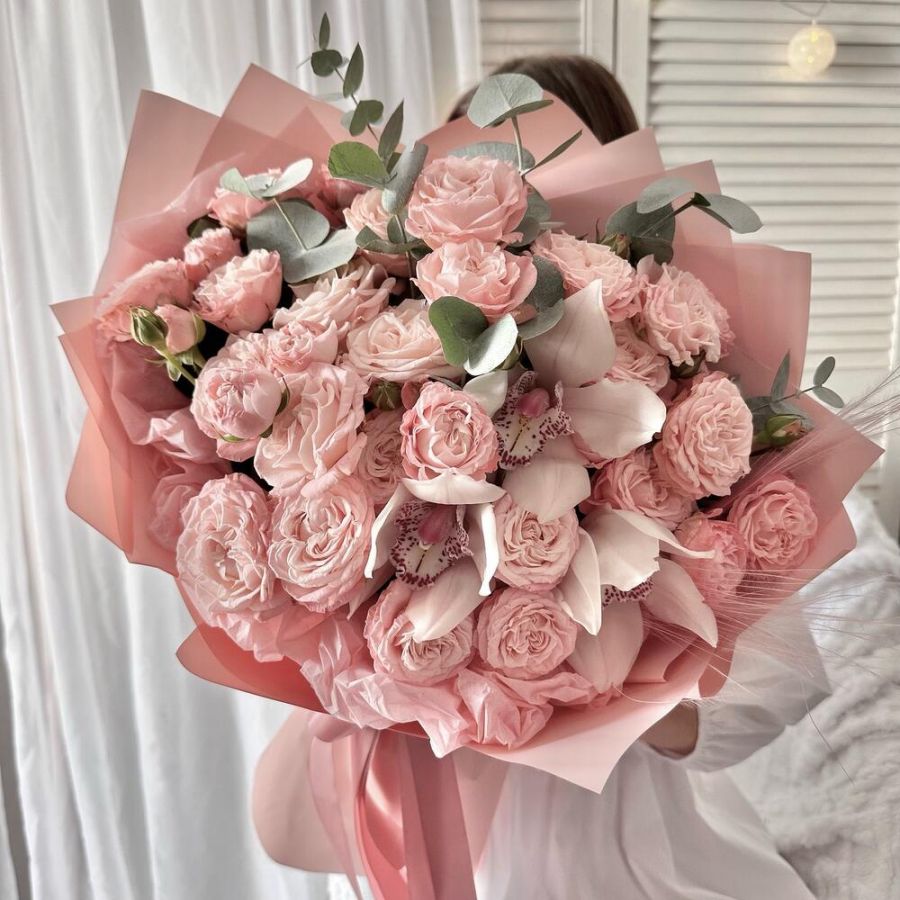 Авторский букет с пионовидными розами, орхидеями и веточками эвкалипта